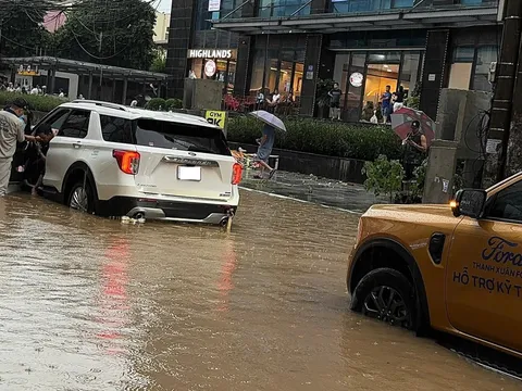 Tưởng an toàn khi đi qua đường ngập thấp, nhiều xe vẫn chết máy vì thủy kích