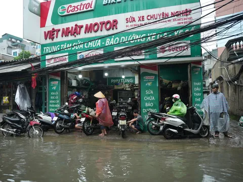 Chủ xe cần làm gì sau khi xe máy lội qua vùng ngập để tránh hư hỏng nặng?