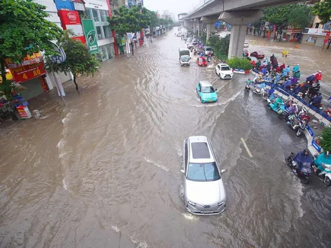 Mưa lớn xối xả do hoàn lưu bão Matmo khiến nhiều tuyến phố Hà Nội biến thành "sông"