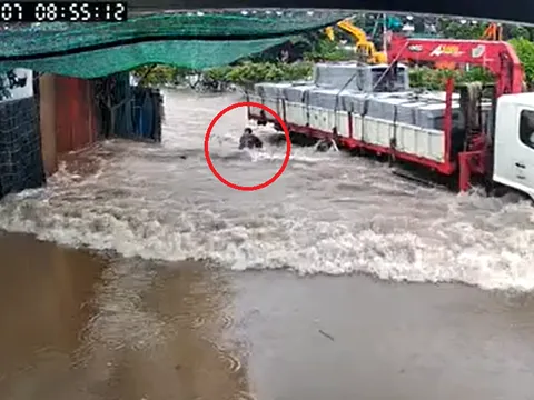 Phẫn nộ cảnh tài xế xe tải phóng nhanh giữa đường ngập ở Hà Nội, hất ngã người đi bộ