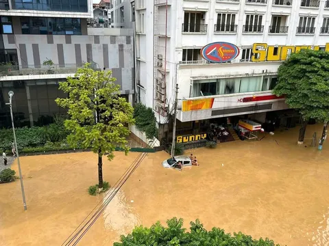 Cao Bằng: Ô tô bị nước lũ cuốn trôi, chiến sĩ công an kịp thời lao xuống dòng nước cứu người