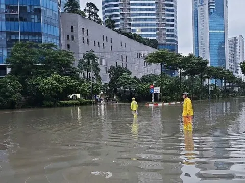 Hà Nội: Vẫn còn hơn 20 điểm ngập, người dân di chuyển khó khăn
