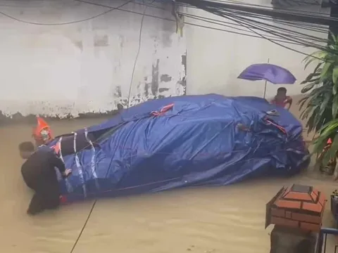 Dùng bạt chống ngập cho ô tô trở thành giải pháp "cứu cánh" của nhiều chủ xe mùa mưa bão