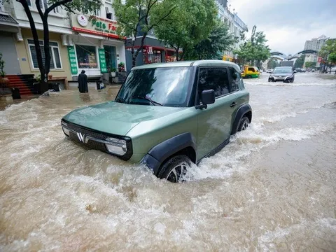 Xe điện không "miễn nhiễm" với nước: Dấu hiệu xe cho thấy xe đã bị hư hại sau lội nước