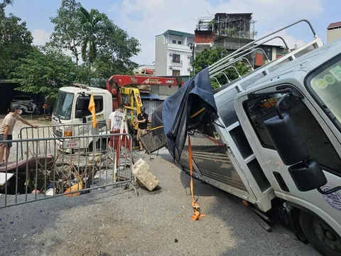 Ô tô tải rơi xuống "hố tử thần" giữa phố ở Hà Nội, xe cứu hộ đến cũng gặp nạn