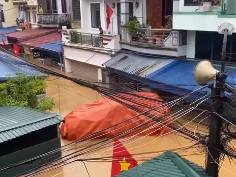 Thái Nguyên: Bọc bạt kín như bưng, chủ xe tá hỏa khi hai ô tô "bốc hơi" sau đêm mưa ngập