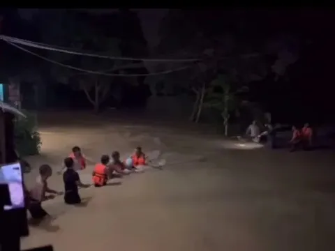 Trắng đêm ứng phó lũ lớn, bảo vệ an toàn cho người dân ở Sóc Sơn