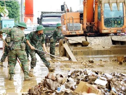 Bùn đất phủ kín đường phố Thái Nguyên, quân đội và người dân đồng lòng khắc phục hậu quả
