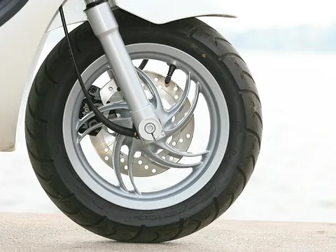 Xe máy bị thủng lốp nhiều lần: Khi nào nên đổi lốp mới thay vì tiếp tục vá?