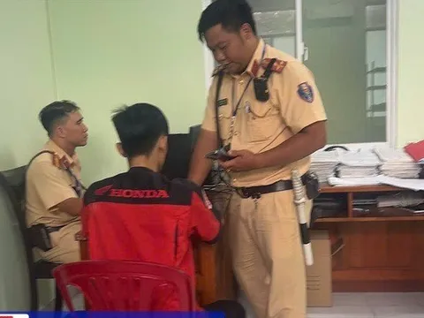 Quay video "thể hiện" kỹ năng bốc đầu xe máy, nam thanh niên nhận cái kết đắng