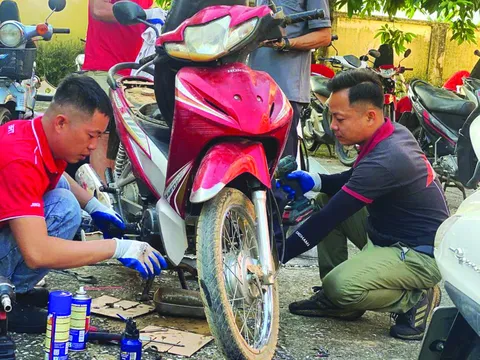 Không quản đường xa, hơn 100 thợ sửa xe tới "cứu" hàng nghìn xe máy bị hư hỏng sau lũ tại Thái Nguyên