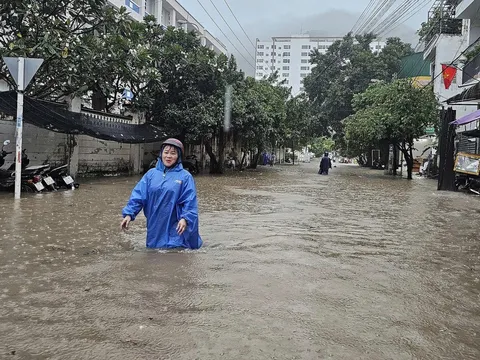 Mưa như trút nước khiến đường phố ở Nha Trang, Huế "hóa sông", giao thông tê liệt