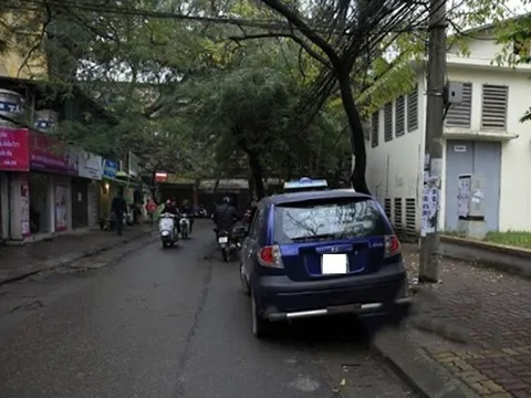 Đỗ xe kiểu "gác bánh" lên vỉa hè: Thói quen phổ biến của tài xế Việt nhưng tiềm ẩn nhiều rủi ro