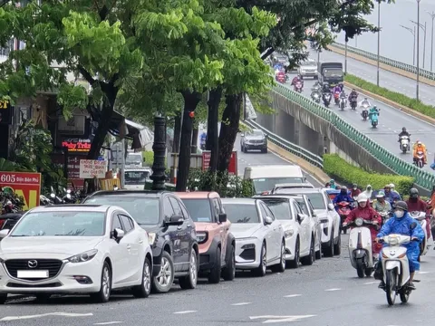Tài xế Đà Nẵng "chạy đua" tìm chỗ cao gửi xe trước cảnh báo về mưa lớn do bão số 12