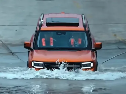 Ô tô Trung Quốc có thể "bơi" gần 1,5 km, hoàn thành hành trình vượt sông sau hơn 20 phút