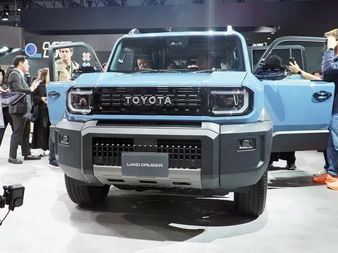 Cận cảnh Toyota Land Cruiser FJ "bằng xương bằng thịt" tại quê nhà, rộng cửa về Việt Nam