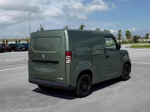 Khoang chở hàng của VinFast EC Van lần đầu lộ diện: Tải trọng 600 kg, dung tích lên tới 2.600 lít