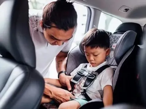 Từ năm 2026, tài xế chở trẻ dưới 10 tuổi ngồi ghế trước có thể bị phạt tới 1 triệu đồng