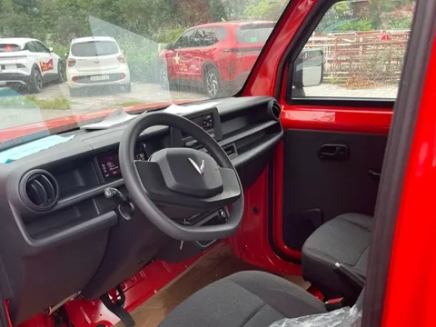 Nội thất VinFast EC Van lần đầu lộ diện ngoài đời thực: Thiết kế đơn giản, đúng chất xe điện chở hàng giá rẻ