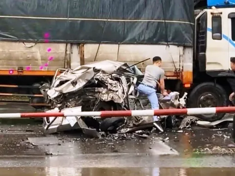 Ô tô con bẹp rúm sau va chạm liên hoàn, tài xế thoát chết thần kỳ khiến ai cũng ngỡ ngàng