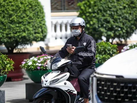 Dùng điện thoại trong lúc dừng đèn đỏ có bị phạt? Cục CSGT lên tiếng làm rõ