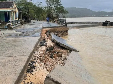 Mưa lũ lịch sử khiến hàng loạt cầu, đường tại miền Trung và Tây Nguyên bị hư hại nghiêm trọng