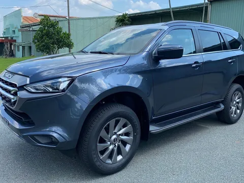 Giá Isuzu mu-X đời 2023 "chạm đáy": Tiệm cận xe hạng B, nhưng người mua cần cân nhắc trước khi "xuống tiền"