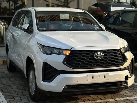 Cận cảnh Toyota Innova Cross bản tiêu chuẩn tại đại lý: Giá đồn đoán dưới 755 triệu đồng, ngày mở bán vẫn là ẩn số