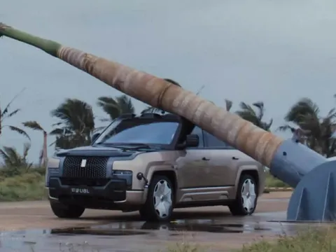 SUV hạng sang YangWang U8L khoe độ cứng với màn thử nghiệm bị cây lớn đổ lên nóc xe