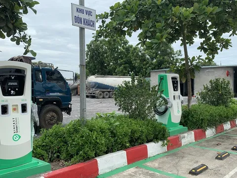 Đề xuất lắp trạm sạc, tủ đổi pin xe điện tại 39 điểm đỗ xe công cộng ở Hà Nội