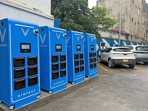 VinFast, Honda tăng tốc triển khai dịch vụ đổi pin xe máy điện, sẵn sàng cho năm 2026