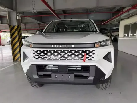 Chi tiết Toyota Hilux 2026 bản số sàn vừa ra mắt Việt Nam: Giá dễ tiếp cận, trang bị tối giản