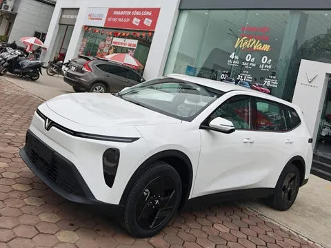 Cận cảnh VinFast VF MPV 7 ngoài đời thực: MPV điện giá 819 triệu đồng sắp đến tay khách hàng Việt