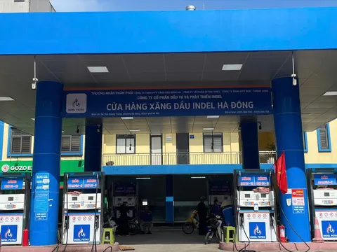 Cửa hàng xăng dầu tại Hà Đông thông báo hết xăng do thiếu nguồn cung