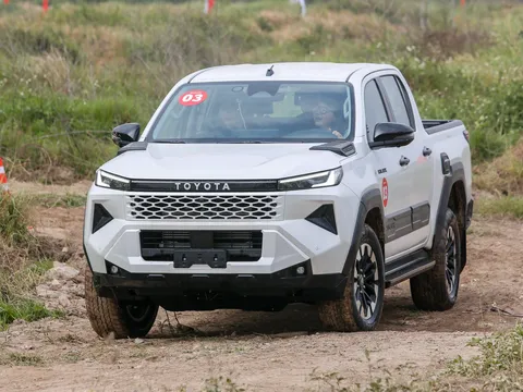 Bán tải Toyota Hilux đạt doanh số kỷ lục trong tháng đầu mở bán thế hệ mới
