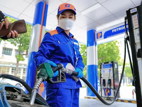 Đề xuất doanh nghiệp xăng dầu tự công bố, điều chỉnh giá bán lẻ