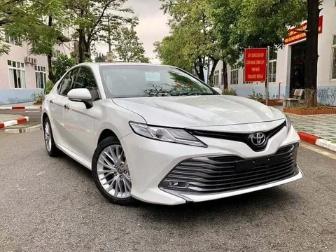 Toyota Việt Nam triệu hồi hơn 2.000 chiếc Camry do lỗi camera