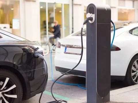 Thị trường xe điện toàn cầu hạ nhiệt, các hãng ô tô tìm lối đi mới từ pin