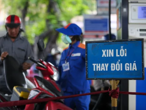 Giá xăng dầu leo thang sau 5 ngày 'án binh bất động', RON 95 tăng hơn 5.100 đồng