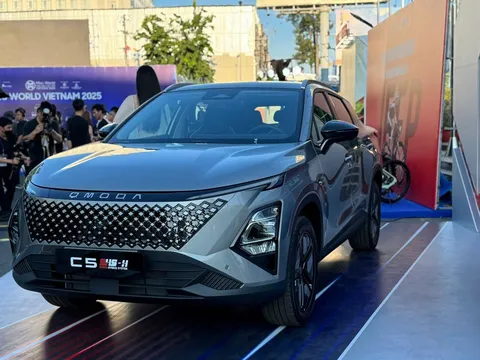 Omoda C5 SHS-H chốt giá từ 669 triệu đồng tại Việt Nam: 'Ăn xăng' 4,9 lít/100 km, tầm vận hành hơn 1.000 km