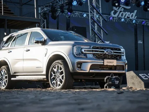 Rộ tin Ford Everest bản xăng sắp về Việt Nam, mức tiêu thụ nhiên liệu 10 lít/100 km?