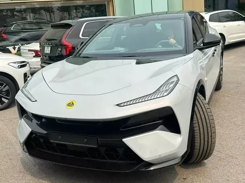Lotus Eletre cập bến đại lý Việt trước thềm ra mắt: SUV điện cạnh tranh Porsche Macan EV