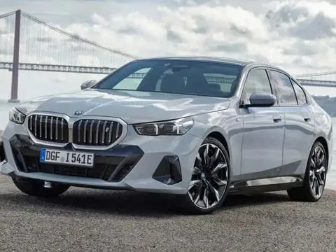 Ô tô điện có thể nặng hơn xe xăng đến cả nửa tấn? Nguyên nhân do đâu?