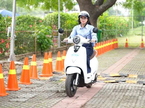 Những thói quen dễ khiến pin xe máy điện nhanh xuống cấp trong mùa nắng nóng