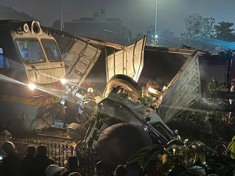 Ô tô gặp nạn tại giao cắt với đường sắt: Những quy tắc an toàn không thể bỏ qua