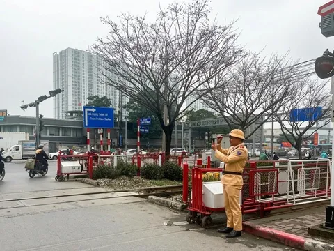 Những lỗi người lái ô tô, xe máy thường mắc khi đi qua đường sắt