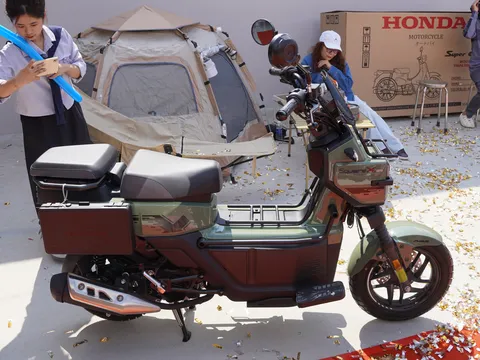 Giá ngang xe ga cao cấp, Honda Square X125 có gì để thu hút khách Việt?