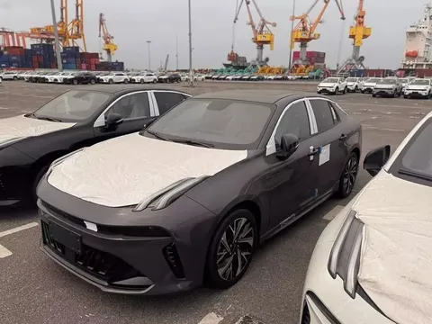 Lynk & Co 03 cập cảng Việt Nam trước ngày ra mắt: Giá dự kiến từ 799 triệu đồng, đối thủ mới của Mazda3 và Honda Civic