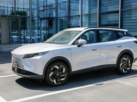 Omoda C7 'rục rịch' ra mắt Việt Nam: Có cả bản máy xăng và hybrid, thêm công nghệ đỗ xe tự động