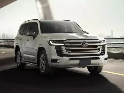 Toyota Land Cruiser LC300 Hybrid chưa bán chính hãng đã bị 'đội giá' tại Việt Nam